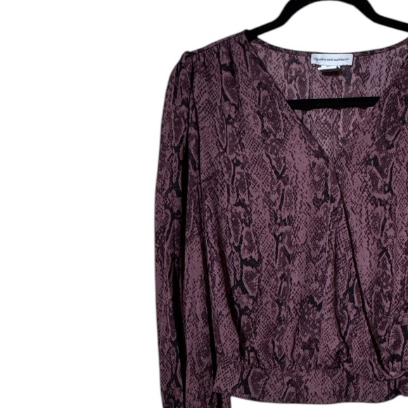 Cupcakes & Cashmere Snake Print V Neck Blouse Cropped to waist Sz Med-Plum - Picture 5 of 7